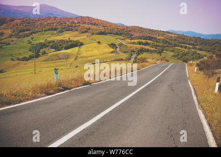 Beau paysage, printemps nature. Vue sur le champs ensoleillés en Toscane à partir de la route, Italie Banque D'Images