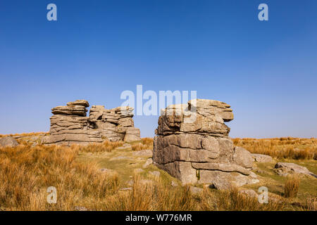 Rochers de granit à peu mis Tor, Dartmoor National Park, Devon sur une journée ensoleillée avec ciel bleu Banque D'Images