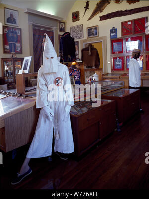 Un Ku Klux Klan mannequin en noir les Archives de Tallahassee, Floride Description physique : 1 : la transparence ; couleur de 4 x 5 po. ou plus petites notes : Titre, date et mots-clés fournis par le photographe. ; Digital image produite par Carol M. Highsmith pour représenter son film original de la transparence ; certains détails peuvent différer entre le film et les images numériques. ; fait partie de la série sélectionne dans le Carol M. Highsmith Archive. ; et l'achat de cadeaux ; Carol M. Highsmith ; 2011 ; (DLC/PP-2011:124). ; Banque D'Images