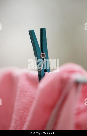 Vêtements rose Clothespin détient sur une corde, macro image Banque D'Images