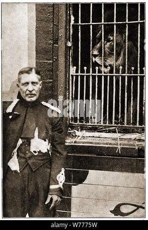 Frank C Bostock, l'homme qui a sauvé Birmingham (Royaume-Uni) à partir d'un lion sauvage qui s'échappa de sa ménagerie à la foire aux oignons et sont entrés dans le réseau d'aqueduc, d'être finalement pris dans Aston cimetière - les dates varient selon les rapports confus mais il semble avoir été vers 1924, bien que certains disent que l'ensemble de l'incident a été un coup de publicité pour attirer des visiteurs à la ménagerie. Banque D'Images