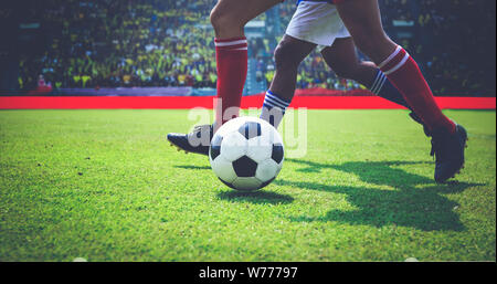 Joueur de football ou soccer ball avec commandes sur le terrain pour le Kick le ballon de soccer au stade de football,Soft focus Banque D'Images