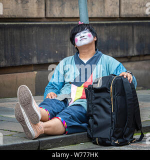 EDINBURGH, Ecosse, Royaume-Uni. 4 Août, 2019. Amuseurs publics et acteurs divertir le public et la publicité de leurs salons à Edinburgh's Royal Mile à Banque D'Images