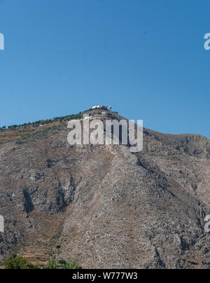 Le monastère du prophète Elias au sommet Le sommet le plus élevé de Santorin, le mont Profitis Ilias Banque D'Images