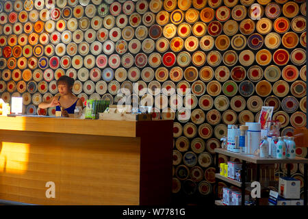 Jeune femme en train de préparer un mélange de thé à la Grande Muraille Tea Co., New Westminster, British Columbia, Canada. Banque D'Images
