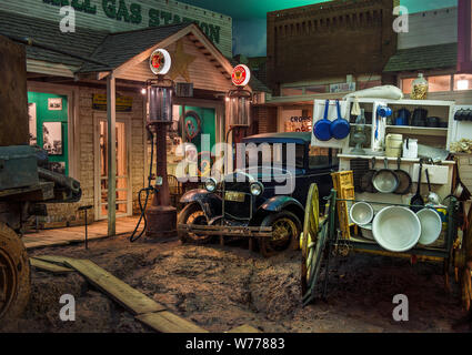 Une représentation d'une rue principale à l'East Texas Oil Museum, à Kilgore, Texas Description physique : 1 photographie : numérique, tiff, la couleur. Notes : La scène représente Boomtown U.S.A., l'amalgame voir du Texas au cours du boom pétrolier des années 1930, quand le plus grand champ de pétrole de l'histoire des États-Unis a été découvert. La rue à l'intérieur du musée, sur le campus de Kilgore College, comprend un petit théâtre où un film montre comment extraire le puits d'or noir souterrain., titre, date et mots-clés basés sur les informations fournies par le photographe. ; Don ; l'Lyda Hill Foundation ; 2014 ; (DLC/PP-2014:054). ; Banque D'Images