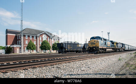 Une locomotive et des wagons, et une ligne des bacs remplis de charbon, s'asseoir derrière le CSX train station in Huntington, West Virginia Description physique : 1 photographie : numérique, tiff, la couleur. Notes : l'achat ; Carol M. Highsmith Photographie, Inc. ; 2015 ; PP/DLC (2015:055). ; Banque D'Images