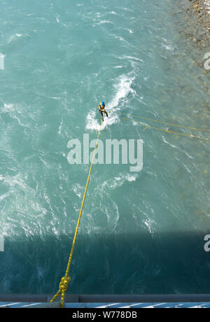 Maienfeld, GR / Suisse - 4. Août 2019 : planche de surf sur une rivière avec une corde attachée à un pont Banque D'Images