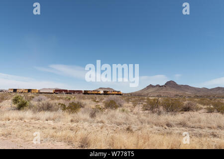 Des bidons d'un train de marchandises à travers le désert élevé près de Valentin dans Jeff Davis Comté (Texas) Description physique : 1 photographie : numérique, tiff, la couleur. Notes : Titre, date et mots-clés basés sur les informations fournies par le photographe. ; Don ; l'Lyda Hill Foundation ; 2014 ; (DLC/PP-2014:054). ; fait partie de : Lyda Hill Texas Collection de photographies dans l'Amérique de Carol M. Highsmith dans le projet Carol M. Highsmith Archive. ; Banque D'Images