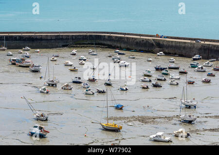 Port à sec ou séchage Granville Port avec bateaux échoués à marée basse, Normandie, France. Banque D'Images