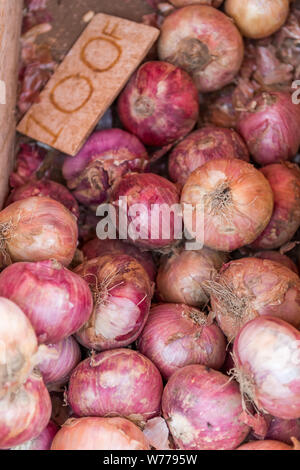 Les oignons dans un marché de vente à Yaoundé, Cameroun. Banque D'Images