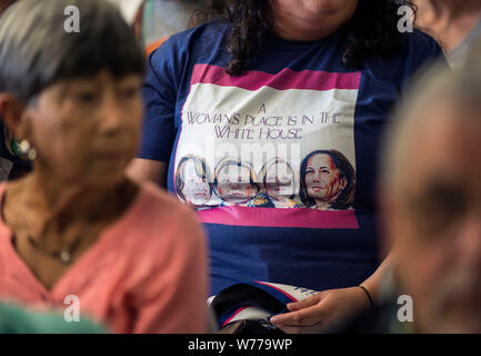 Orange, Californie, USA. Le 04 août, 2019. Les gens attendent l'arrivée de candidat sénateur Amy Klobuchar (D-MN) à la Club démocratique du comté d'Orange. Crédit : Brian Cahn/ZUMA/Alamy Fil Live News Banque D'Images