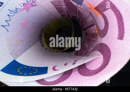 L'intérieur du tunnel de l'argent. Résumé En perspective de l'euro les notes roulées dans un tube. Épargner et investir de l'argent Banque D'Images