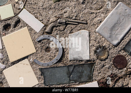 Une partie de la mosaïque trottoir qui serpente à travers le Village de Grand-mère Prisbrey Bouteille à Simi Valley, Californie Description physique : 1 photographie : numérique, tiff, la couleur. Notes : Titre, date et mots-clés fournis par le photographe. ; Banque D'Images