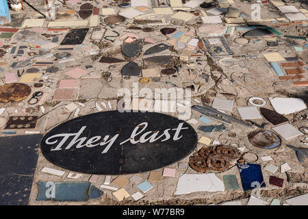 Une partie de la mosaïque trottoir qui serpente à travers le Village de Grand-mère Prisbrey Bouteille à Simi Valley, Californie Description physique : 1 photographie : numérique, tiff, la couleur. Notes : Titre, date et mots-clés fournis par le photographe. ; Banque D'Images