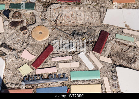 Une partie de la mosaïque trottoir qui serpente à travers le Village de Grand-mère Prisbrey Bouteille à Simi Valley, Californie Description physique : 1 photographie : numérique, tiff, la couleur. Notes : Titre, date et mots-clés fournis par le photographe. ; Banque D'Images