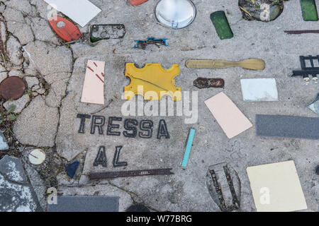 Une partie de la mosaïque trottoir qui serpente à travers le Village de Grand-mère Prisbrey Bouteille à Simi Valley, Californie Description physique : 1 photographie : numérique, tiff, la couleur. Notes : Titre, date et mots-clés fournis par le photographe. ; Banque D'Images