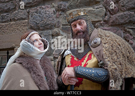 Castlehill, Édimbourg, Écosse, Royaume-Uni. 5 août 2019. Le roi Robert Bruce et la reine Elizabeth regal conteurs la promotion de l'histoire de l'Ecosse aux visiteurs et résidents de la ville repéré à l'entrée du château d'Édimbourg. Banque D'Images