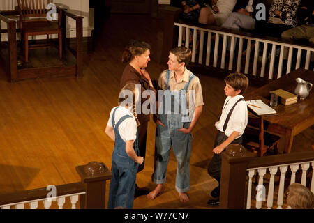 Une scène de la pièce de To Kill A Mockingbird, effectuée à Monroeville, Pennsylvania Description physique : 1 photographie : numérique, TIFF, la couleur. Notes : Cette présentation spéciale commémore le 50e anniversaire du best-seller, le prix Pulitzer en roman d'Harper Lee, originaire de Monroeville, Alabama. De nombreux lettrés et les résidents locaux estiment certains de l'enfance de Mme Lee connaissances ont servi de modèle pour les personnalités dans le vénéré livre concernant la lutte contre l'injustice raciale dans le sud pendant les années 1930. ; Don ; F. George Landegger ; 2010 ; (DLC/PP-2010:090) ; le formulaire. Banque D'Images