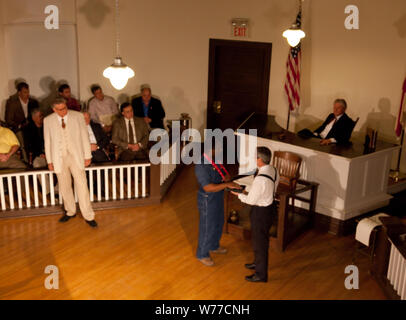 Une scène de la pièce de To Kill A Mockingbird, effectuée à Monroeville, Pennsylvania Description physique : 1 photographie : numérique, TIFF, la couleur. Notes : Cette présentation spéciale commémore le 50e anniversaire du best-seller, le prix Pulitzer en roman d'Harper Lee, originaire de Monroeville, Alabama. De nombreux lettrés et les résidents locaux estiment certains de l'enfance de Mme Lee connaissances ont servi de modèle pour les personnalités dans le vénéré livre concernant la lutte contre l'injustice raciale dans le sud pendant les années 1930. ; Don ; F. George Landegger ; 2010 ; (DLC/PP-2010:090) ; le formulaire. Banque D'Images