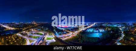 Vue aérienne de nuit panorama de l'intersection des sentiers d'une autoroute de la circulation de nuit Moscou Banque D'Images