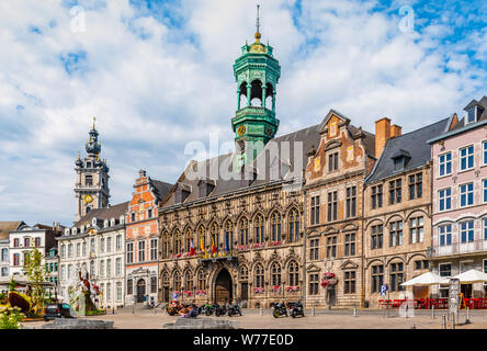 Place principale avec l'Hôtel de Ville de Mons, en Belgique. Banque D'Images