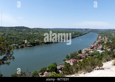 Vue du lac Austin de Mount Bonnell, au-dessus de Austin, Texas Description physique : 1 photographie : numérique, tiff, la couleur. Notes : Lake Austin, une fine et sinueuse réservoir créé en 1939 par l'endiguement de la rivière Colorado, à ne pas confondre avec la rivière Colorado qui traverse plusieurs États membres plus à l'ouest. Mount Bonnell a été une randonnée, pique-nique populaire destination touristique et depuis les années 1850. ; Titre, date et mots-clés basés sur les informations fournies par le photographe. ; Don ; l'Lyda Hill Foundation ; 2014 ; (DLC/PP-2014:054). ; fait partie de : Lyda Hill Texas C Banque D'Images