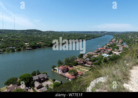 Vue du lac Austin de Mount Bonnell, au-dessus de Austin, Texas Description physique : 1 photographie : numérique, tiff, la couleur. Notes : Lake Austin, une fine et sinueuse réservoir créé en 1939 par l'endiguement de la rivière Colorado, à ne pas confondre avec la rivière Colorado qui traverse plusieurs États membres plus à l'ouest. Mount Bonnell a été une randonnée, pique-nique populaire destination touristique et depuis les années 1850. ; Titre, date et mots-clés basés sur les informations fournies par le photographe. ; Don ; l'Lyda Hill Foundation ; 2014 ; (DLC/PP-2014:054). ; fait partie de : Lyda Hill Texas C Banque D'Images