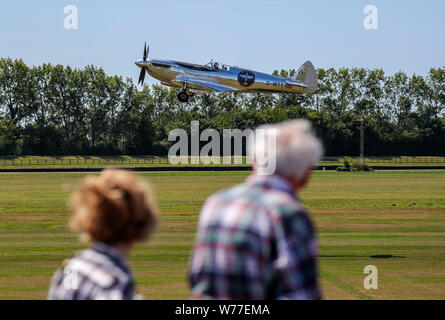 Un Spitfire MK IX décolle à l'Aérodrome de Goodwood comme pilotes de Spitfire IWC Schaffhausen Silver Matt Jones et Steve Boultbee Brooks tentent de voler l'avion nommé Spitfire 'Silver' dans le monde entier dans la première circumnavigation du globe par un Spitfire. Banque D'Images