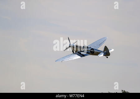 Un Spitfire MK IX décolle à l'Aérodrome de Goodwood comme pilotes de Spitfire IWC Schaffhausen Silver Matt Jones et Steve Boultbee Brooks tentent de voler l'avion nommé Spitfire 'Silver' dans le monde entier dans la première circumnavigation du globe par un Spitfire. Banque D'Images