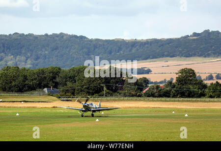 Un Spitfire MK IX décolle à l'Aérodrome de Goodwood comme pilotes de Spitfire IWC Schaffhausen Silver Matt Jones et Steve Boultbee Brooks tentent de voler l'avion nommé Spitfire 'Silver' dans le monde entier dans la première circumnavigation du globe par un Spitfire. Banque D'Images