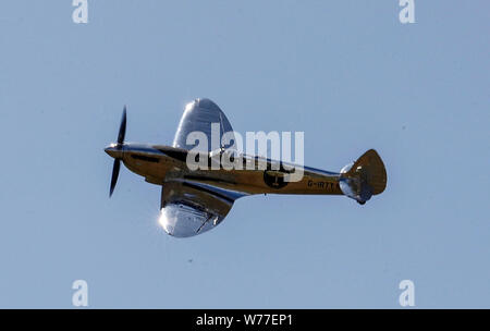 Un Spitfire MK IX décolle à l'Aérodrome de Goodwood comme pilotes de Spitfire IWC Schaffhausen Silver Matt Jones et Steve Boultbee Brooks tentent de voler l'avion nommé Spitfire 'Silver' dans le monde entier dans la première circumnavigation du globe par un Spitfire. Banque D'Images