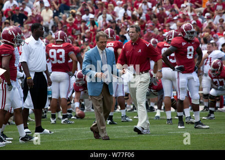 Une journée de football jeu mêlée pour l'Université de l'Alabama, avec l'entraîneur Nick Saban analyser chaque mouvement. Tuscaloosa, Alabama Description physique : 1 photographie : numérique, TIFF, la couleur. Notes : Titre, date, sujet, et les mots-clés fournis par le photographe. ; Don ; F. George Landegger ; 2010 ; (DLC/PP-2010:090.) ; fait partie de la collection de George F. Landegger Alabama photographies dans l'Amérique de Carol M. Highsmith dans le projet Carol M. Highsmith Archive. ; Banque D'Images