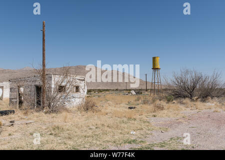 Des bâtiments abandonnés et tour de l'eau dans ce qui est maintenant une ville fantôme du nom de sel le long de la route l'exécution des routes des États-Unis 62-180 près de la frontière du Nouveau Mexique dans Hudspeth County, Texas Description physique : 1 photographie : numérique, tiff, la couleur. Notes : de sel a servi de halte pour les voyageurs qui utilisent la nouvelle autoroute qui relie El Paso, Texas, et Carlsbad, Nouveau Mexique. La ville tient son nom de la salines naturelles qui se trouvent sur le côté sud-ouest de la Guadalupe Mountains. La production de sel a cessé à la fin des années 1930 et aujourd'hui, la ville est principalement une ville fantôme de l'abandon et de dissuader Banque D'Images