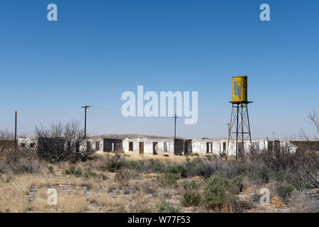 Des bâtiments abandonnés et tour de l'eau dans ce qui est maintenant une ville fantôme du nom de sel le long de la route l'exécution des routes des États-Unis 62-180 près de la frontière du Nouveau Mexique dans Hudspeth County, Texas Description physique : 1 photographie : numérique, tiff, la couleur. Notes : de sel a servi de halte pour les voyageurs qui utilisent la nouvelle autoroute qui relie El Paso, Texas, et Carlsbad, Nouveau Mexique. La ville tient son nom de la salines naturelles qui se trouvent sur le côté sud-ouest de la Guadalupe Mountains. La production de sel a cessé à la fin des années 1930 et aujourd'hui, la ville est principalement une ville fantôme de l'abandon et de dissuader Banque D'Images