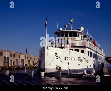 Californie Hornblower à la gare maritime, à San Francisco, Californie Description physique : 1 : la transparence ; couleur de 4 x 5 po. ou moins. Notes : Titre, date et mots-clés fournis par le photographe. ; Digital image produite par Carol M. Highsmith pour représenter son film original de la transparence ; certains détails peuvent différer entre le film et les images numériques. ; fait partie de la série sélectionne dans le Carol M. Highsmith Archive. ; et l'achat de cadeaux ; Carol M. Highsmith ; 2011 ; (DLC/PP-2011:124). ; Banque D'Images