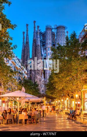 Café en plein air à l'Avinguda de Gaudi Sagrada Familia avec centre commercial piétonnier de basilique en arrière-plan, Barcelone, Catalogne, Espagne Banque D'Images