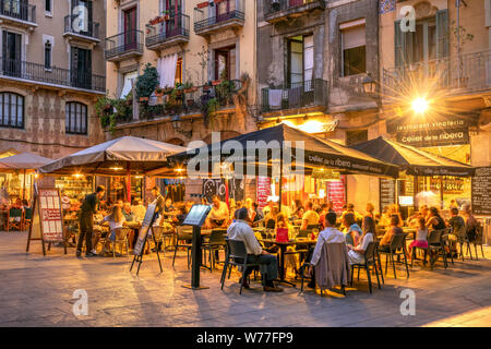 Restaurant de tapas en plein air sur une petite place du quartier de Born, Barcelone, Catalogne, Espagne Banque D'Images