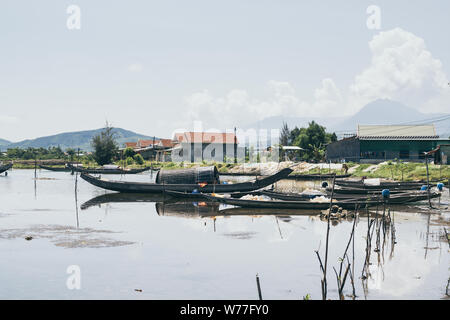 Les bateaux de pêche traditionnels vietnamiens avec toits ovale, Vietnam Banque D'Images