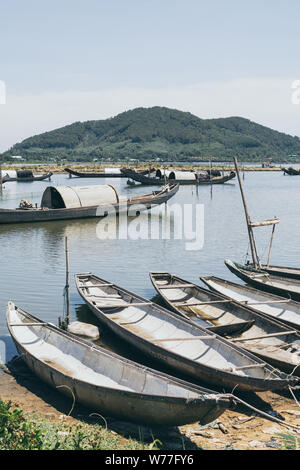 Les bateaux de pêche traditionnels vietnamiens avec toits ovale, au Vietnam. Orientation verticale Banque D'Images