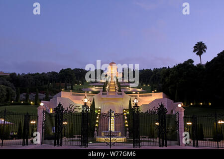 Voir au crépuscule du Mausolée du Bab et les Terrasses de la Foi Baha'i, également connue sous le nom de jardins suspendus de Haïfa le Mont Carmel dans la ville de Haïfa, Israël Banque D'Images