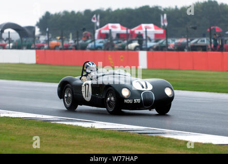 Un livre vert, 1953, Jaguar C-type est entraînée vers le bas la ligne droite de Wellington, à Silverstone lors de la RAC Woodcote Trophy pour le pré '56 voitures de sport Banque D'Images