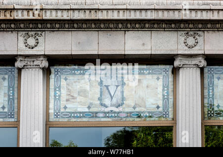 V détail de vitrail sur la façade avant de la seconde renaissance de style Renaissance Hôtel Vail à Pueblo, Colorado Description physique : 1 photographie : numérique, tiff, la couleur. Note : Le nom de Pueblo journaliste John E. Vail, l'hôtel construit en 1910 a été considérée comme la plus moderne à l'ouest de Chicago à cette époque. À partir de 2015, l'hôtel a été fermé en un centre de vie. ; fait partie de : Gates Fonds frontières au sein de la Collection Colorado Carol M. Highsmith Archive. ; Banque D'Images