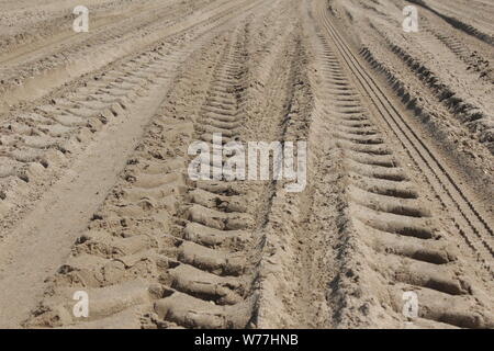 Image de l'empreinte de tracteur dans le sable sur une journée ensoleillée sur la plage de Abersoch Banque D'Images