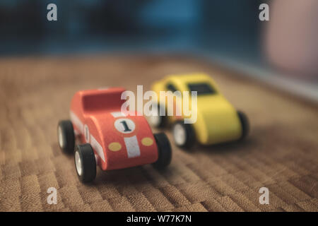 Le rouge et jaune toy cars close up encore sur un studio de photographie Banque D'Images