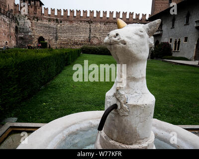 Fontaine dans la cour au Musée de Castelvecchio. Musée Civique de Castelvecchio à Vérone Banque D'Images