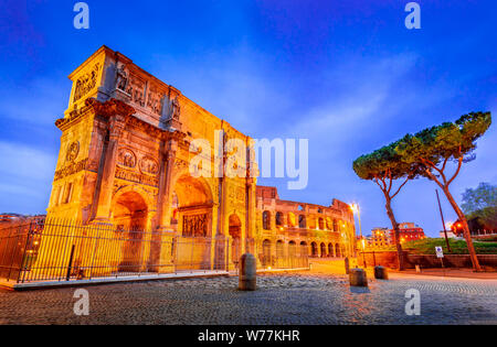 Rome, Italie. Arc de Constantin, empereur de commémorer la victoire sur Maxence en 312 AD, la guerre civile de l'Empire romain Banque D'Images