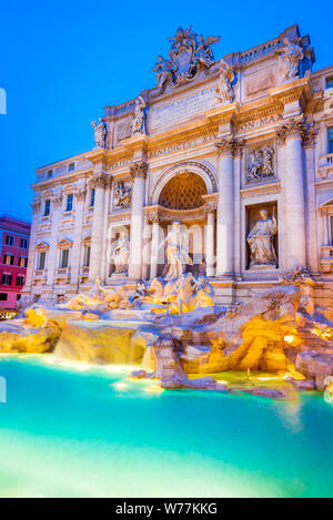 Rome, Italie. Orné d'une fontaine de Trevi illuminé la nuit au cœur de la ville baroque de Roms. Banque D'Images