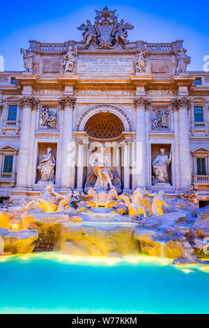 Rome, Italie. Orné d'une fontaine de Trevi illuminé la nuit au cœur de la ville baroque de Roms. Banque D'Images