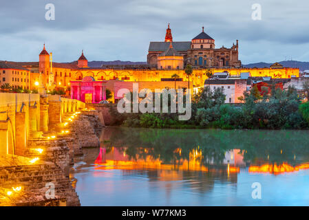 Cordoue, Espagne. - Grande Mosquée de Cordoue et le pont romain sur le Guadalquivir, coucher de scène en Andalousie. Banque D'Images